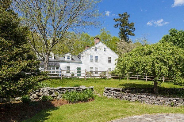 Renee-Zellwegers-Federal-Colonial-Farmhouse-Connecticut-10